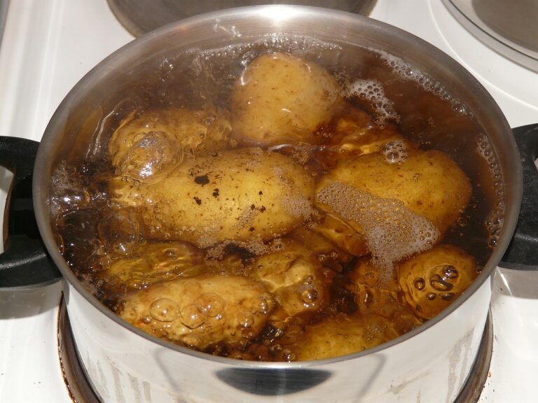 Festkochende Kartoffeln kochen und zubereiten – Grundrezept mit Zutaten [Bildinhalt mit KI erstellt]