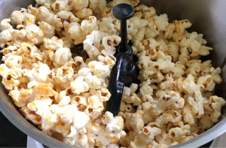 Popcorn selber machen – einfaches und schnelles Rezept [Bildinhalt mit KI erstellt]
