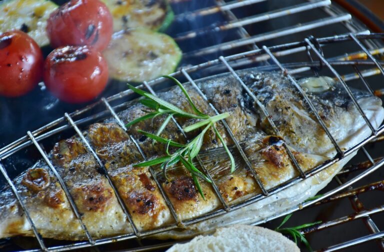 Dorade grillen – Anleitung und 2 Rezepte [Bildinhalt mit KI erstellt]