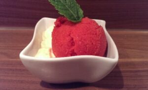 Rezept: Erdbeer-Sorbet mit der KitchenAid Eismaschine [Bildinhalt mit KI erstellt]