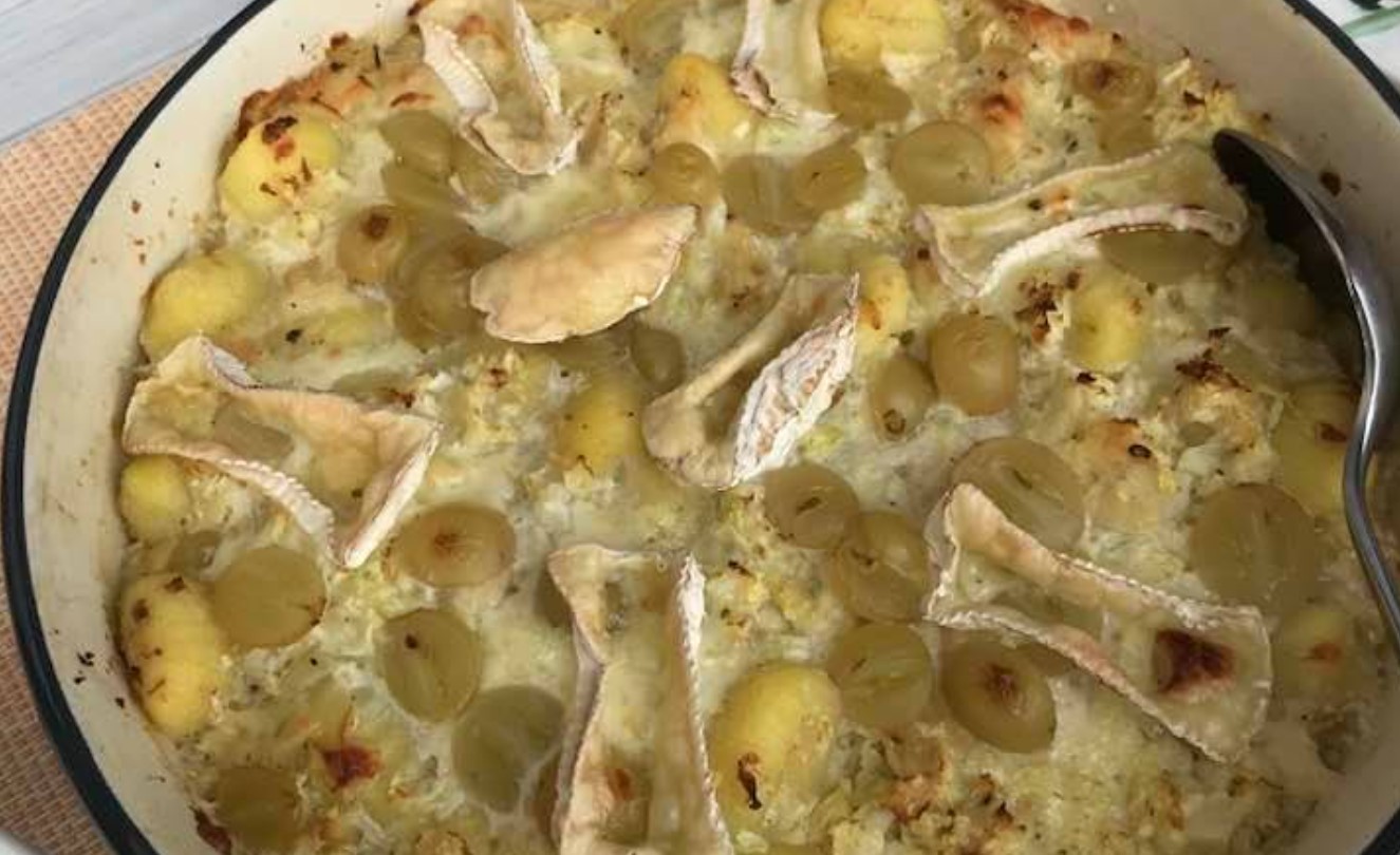 Gnocchi Wirsing Auflauf mit Camembert [Bildinhalt mit KI erstellt]