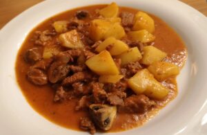 Malzbiergyros mit Kartoffeln und Champignons [Bildinhalt mit KI erstellt]