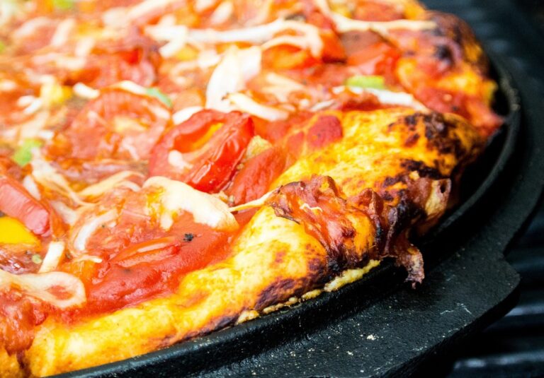 Pizza auf dem Gasgrill zubereiten – So geht’s richtig! [Bildinhalt mit KI erstellt]
