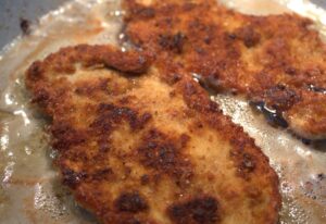 Schnitzel braten und richtig panieren – So geht’s [Bildinhalt mit KI erstellt]