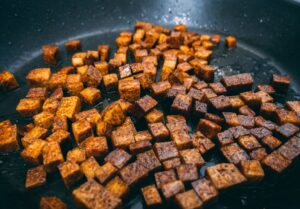 Tofu braten – Anleitung und Rezept zur Zubereitung von knusprigem Tofu [Bildinhalt mit KI erstellt]
