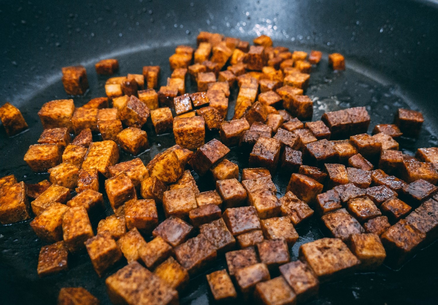 Tofu braten [Bildinhalt mit KI erstellt]