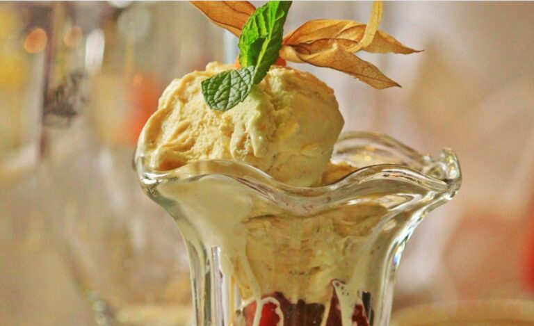Vanille-Eis mit der KitchenAid Eismaschine herstellen [Bildinhalt mit KI erstellt]