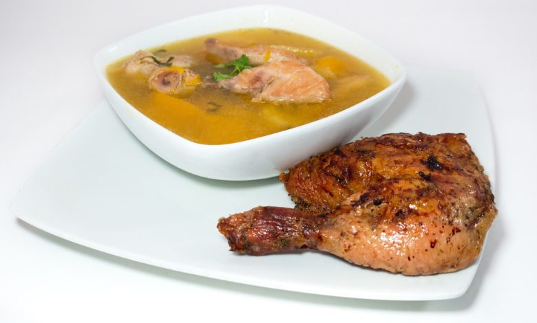 Hühnerbrühe kochen und zubereiten – Grundrezept mit Zutaten